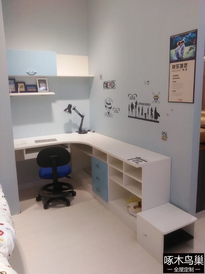 现代书桌和书柜