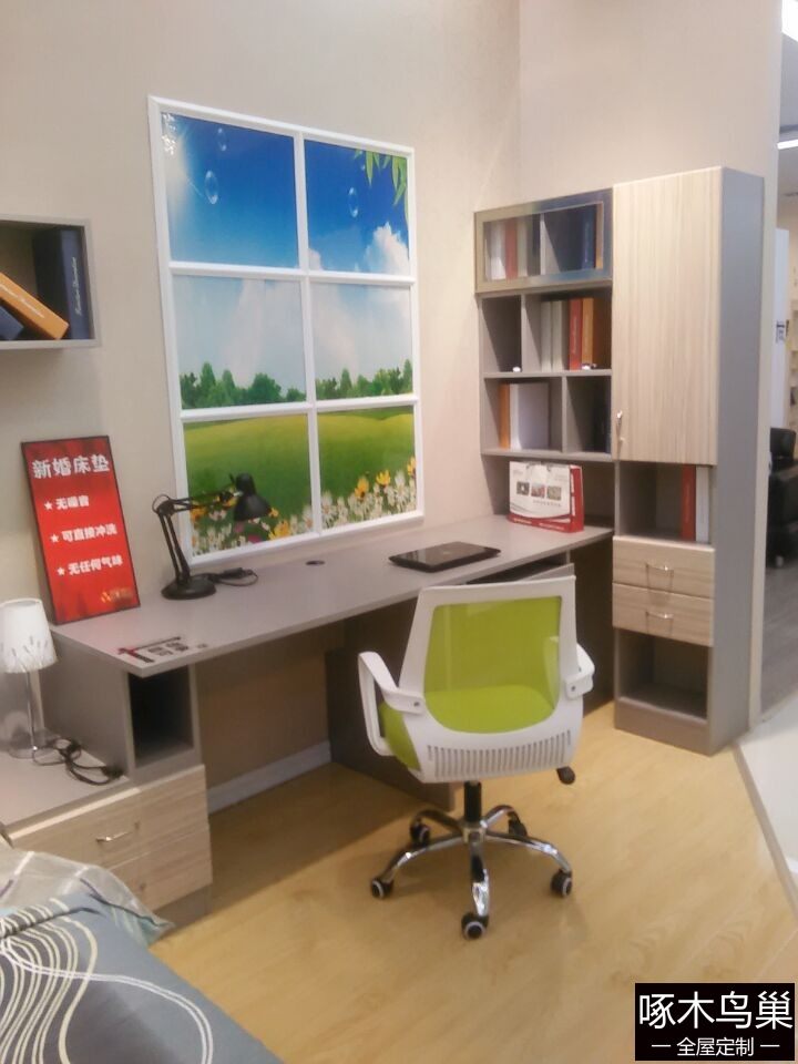 现在书桌和书柜