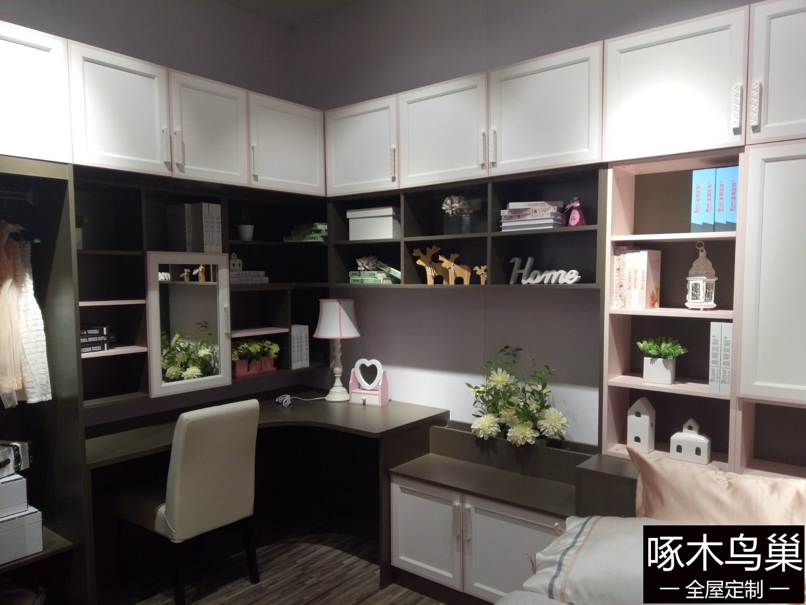 现代书桌和书柜6