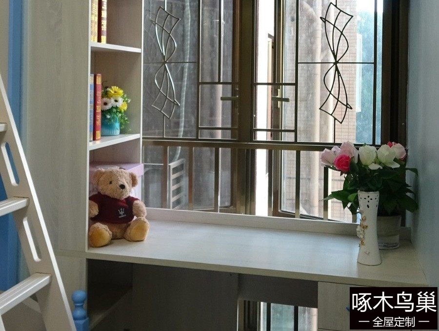 飘窗书柜+书桌