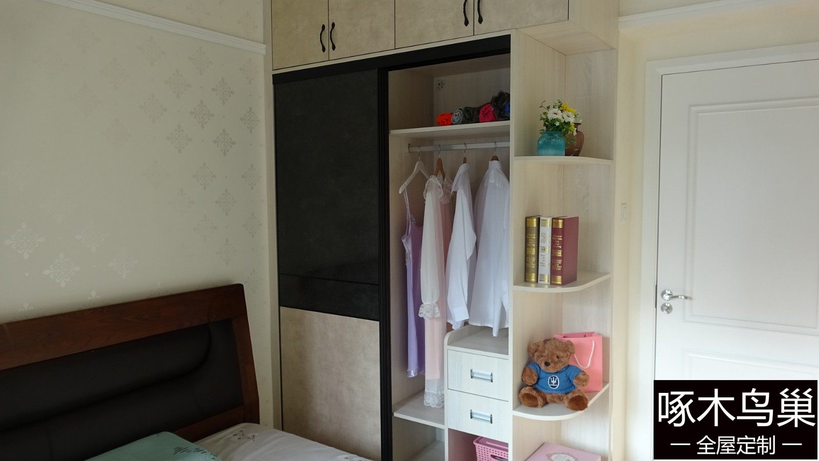 现代风格亚克力高光面衣柜