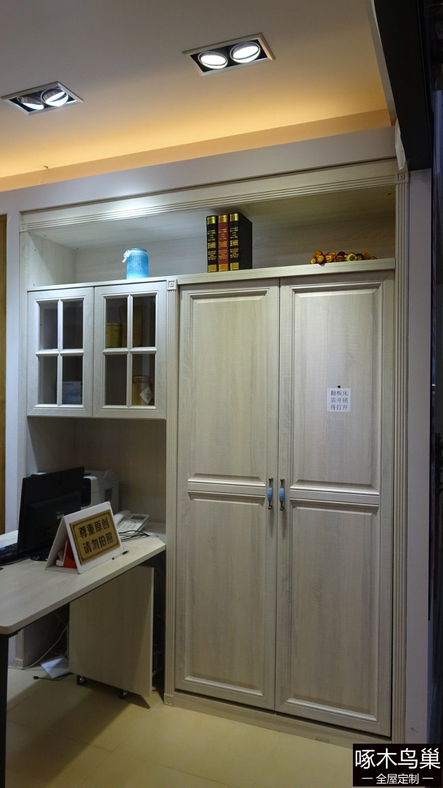 翻板床和书桌样板现代风格节省空间客房书房使用